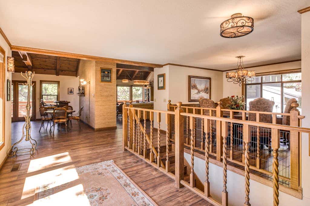Woodland dog-friendly home minutes to the beach with wood fireplace, sleeps 10
