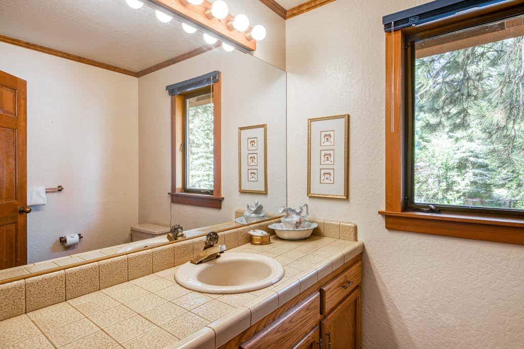 Woodland dog-friendly home minutes to the beach with wood fireplace, sleeps 10