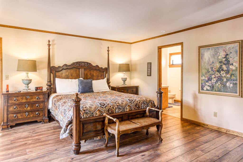 Woodland dog-friendly home minutes to the beach with wood fireplace, sleeps 10