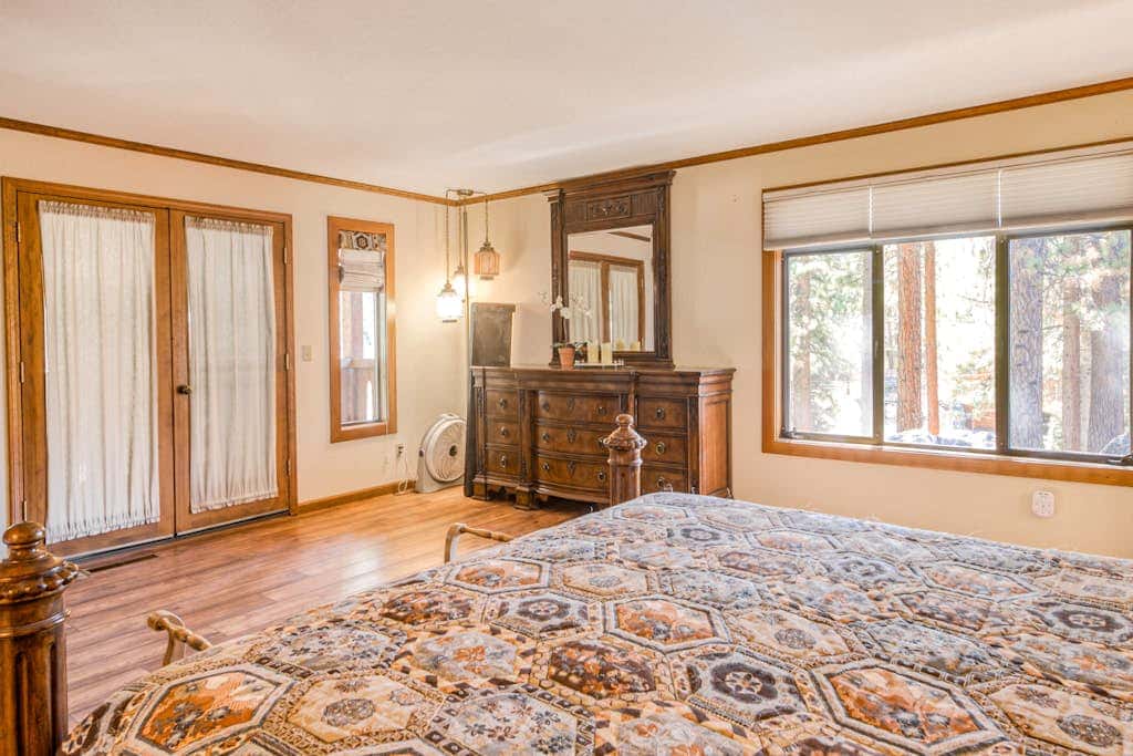 Woodland dog-friendly home minutes to the beach with wood fireplace, sleeps 10