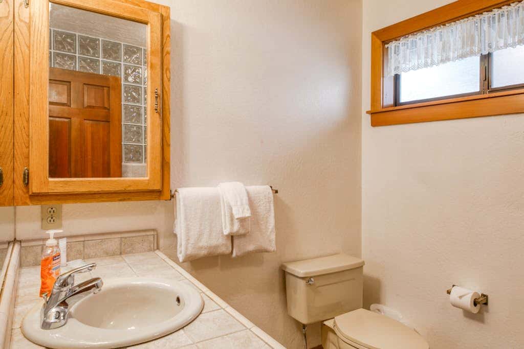 Woodland dog-friendly home minutes to the beach with wood fireplace, sleeps 10