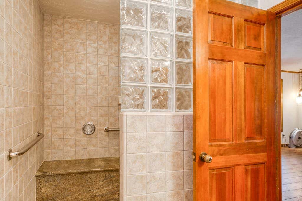 Woodland dog-friendly home minutes to the beach with wood fireplace, sleeps 10