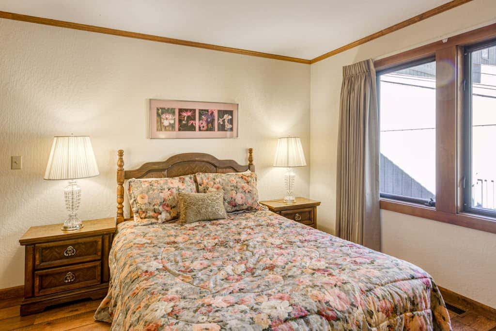 Woodland dog-friendly home minutes to the beach with wood fireplace, sleeps 10