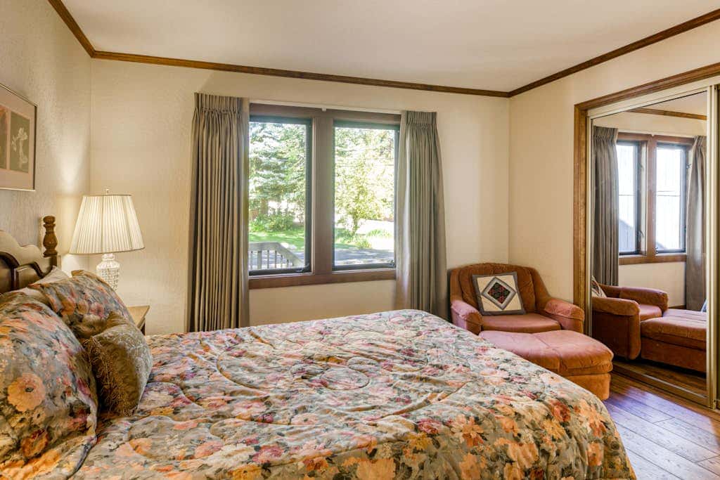 Woodland dog-friendly home minutes to the beach with wood fireplace, sleeps 10