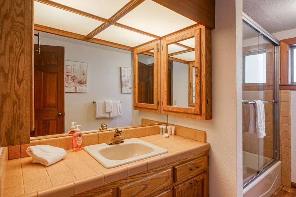 Woodland dog-friendly home minutes to the beach with wood fireplace, sleeps 10
