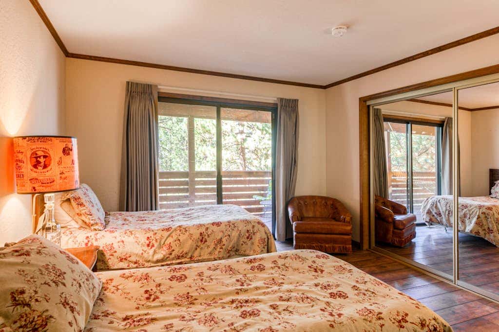 Woodland dog-friendly home minutes to the beach with wood fireplace, sleeps 10