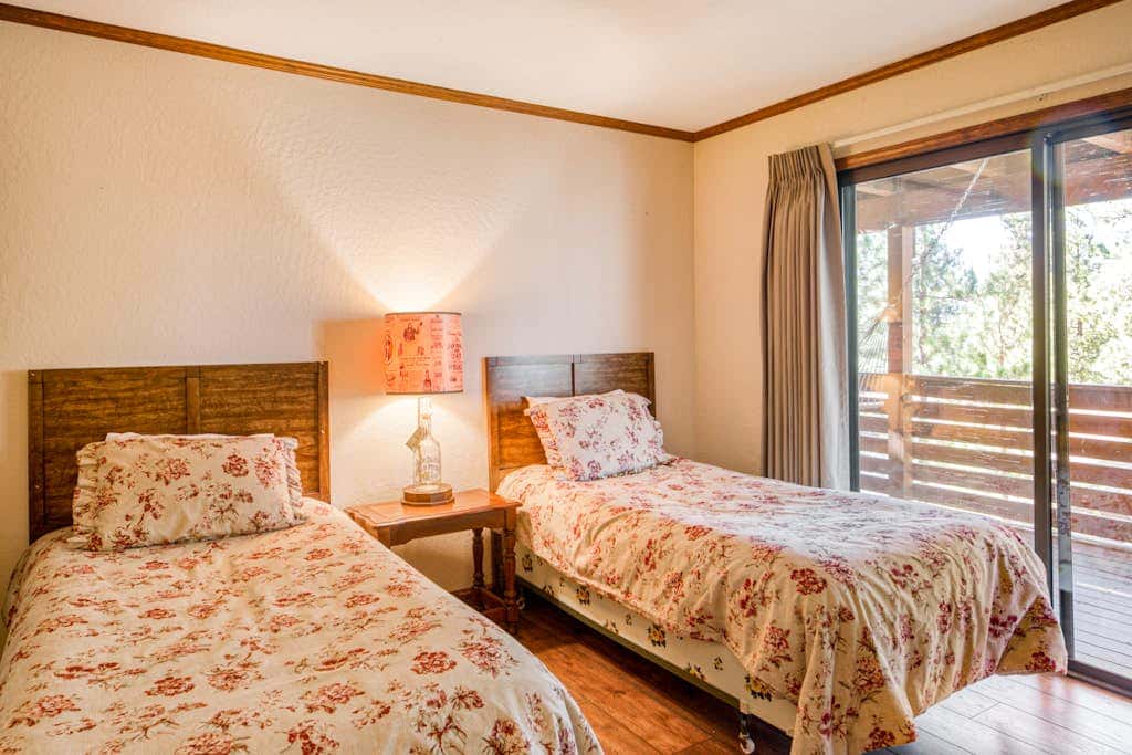 Woodland dog-friendly home minutes to the beach with wood fireplace, sleeps 10