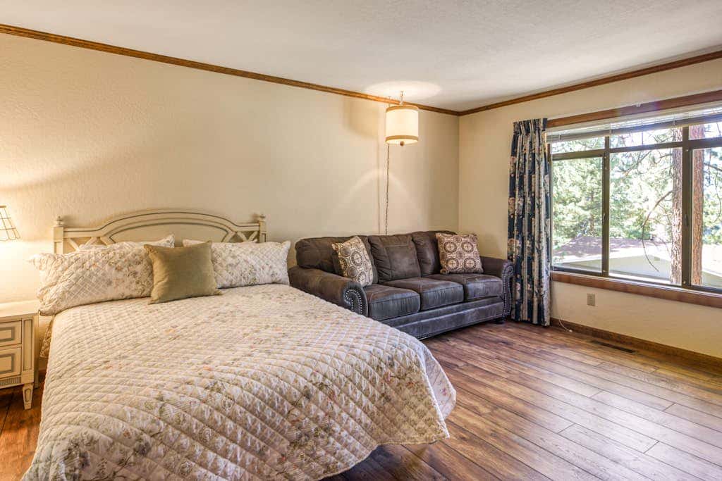 Woodland dog-friendly home minutes to the beach with wood fireplace, sleeps 10
