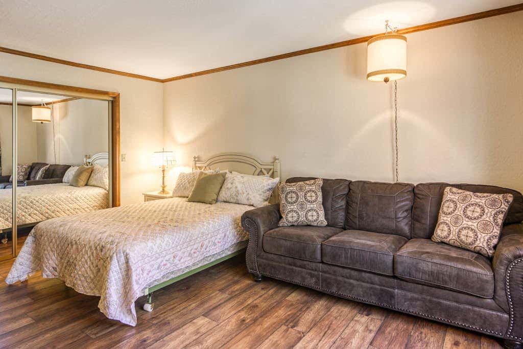 Woodland dog-friendly home minutes to the beach with wood fireplace, sleeps 10