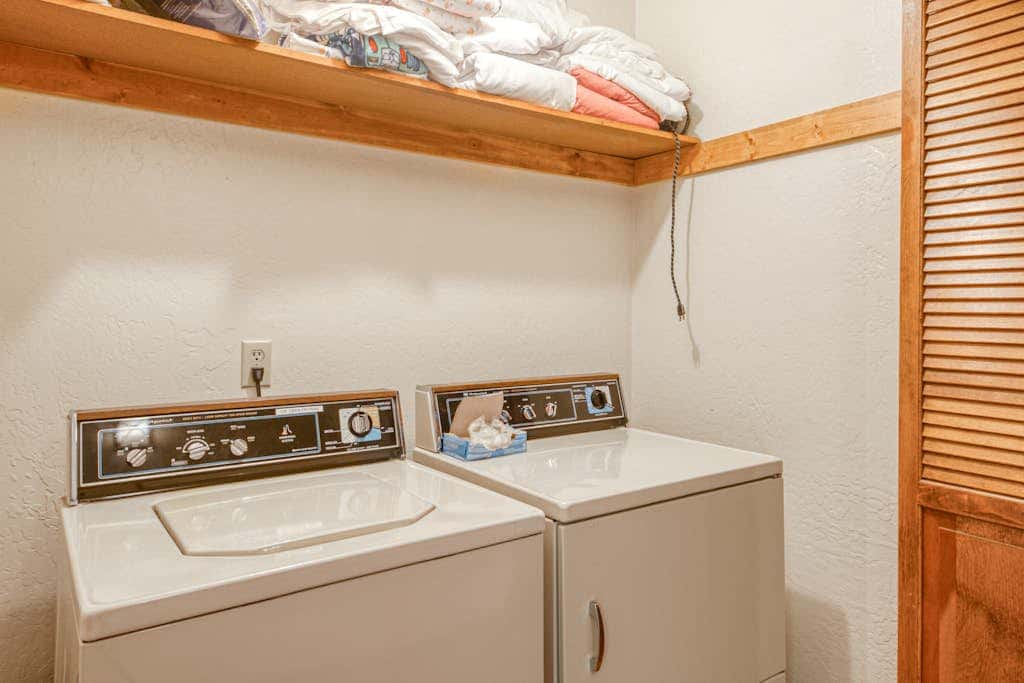 Woodland dog-friendly home minutes to the beach with wood fireplace, sleeps 10