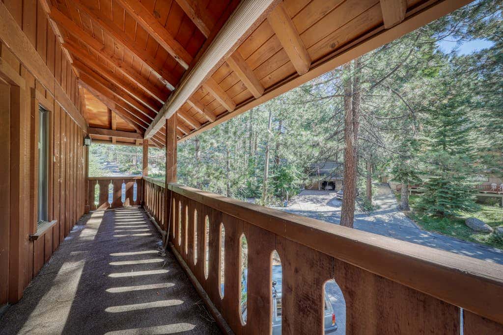 Woodland dog-friendly home minutes to the beach with wood fireplace, sleeps 10