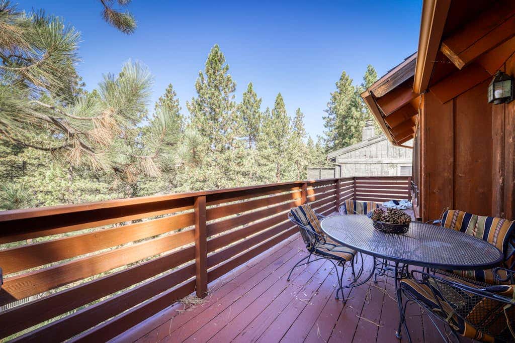 Woodland dog-friendly home minutes to the beach with wood fireplace, sleeps 10