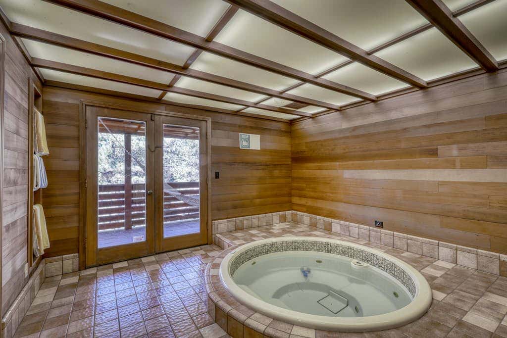 Woodland dog-friendly home minutes to the beach with wood fireplace, sleeps 10
