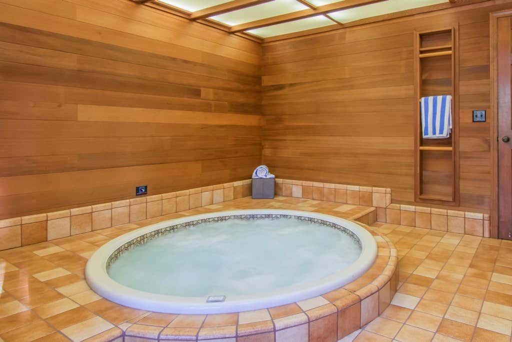 Woodland dog-friendly home minutes to the beach with wood fireplace, sleeps 10