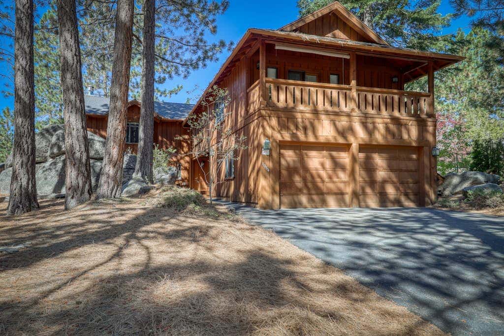 Woodland dog-friendly home minutes to the beach with wood fireplace, sleeps 10