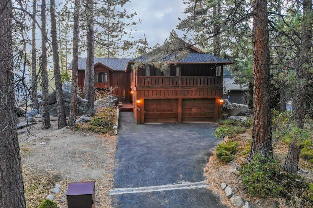 Woodland dog-friendly home minutes to the beach with wood fireplace, sleeps 10