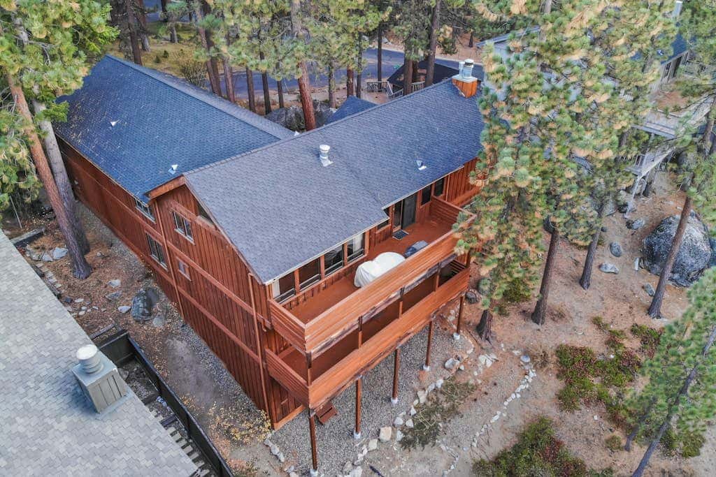 Woodland dog-friendly home minutes to the beach with wood fireplace, sleeps 10