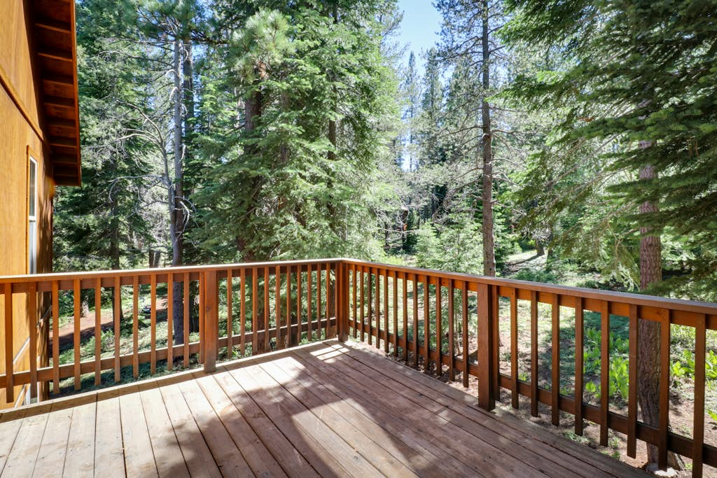 Spacious home near resorts with private hot tub, shared pool, & new furnishings