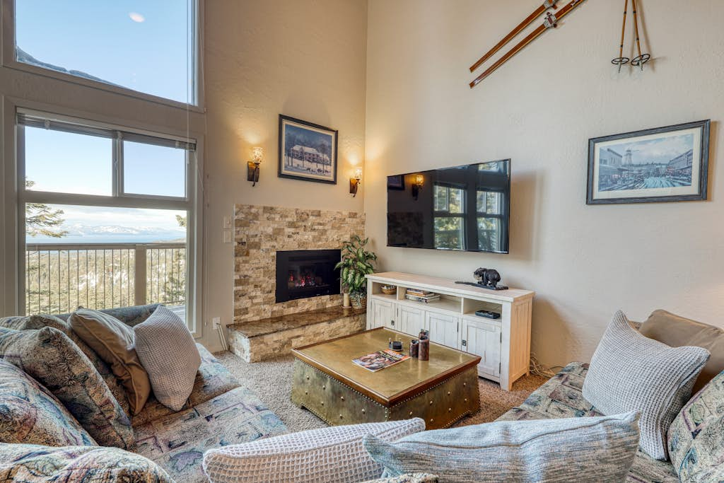 Spectacular townhouse with Lake Tahoe views, sleeps 6