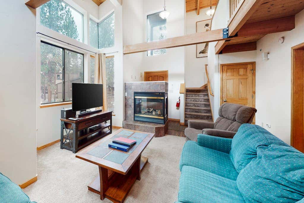 Spacious townhouse with shared hot tub & pool sleeps 6