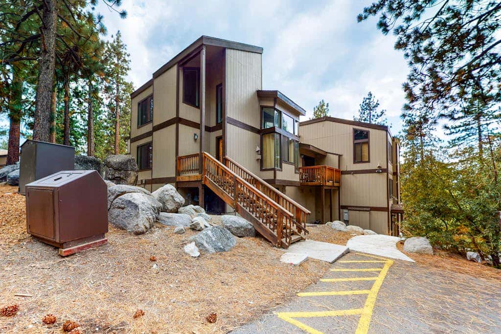 Spacious townhouse with shared hot tub & pool sleeps 6