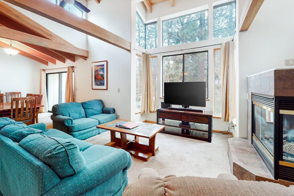 Spacious townhouse with shared hot tub & pool sleeps 6