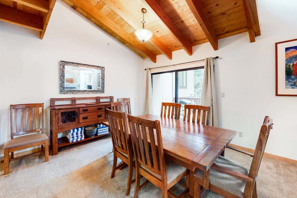 Spacious townhouse with shared hot tub & pool sleeps 6