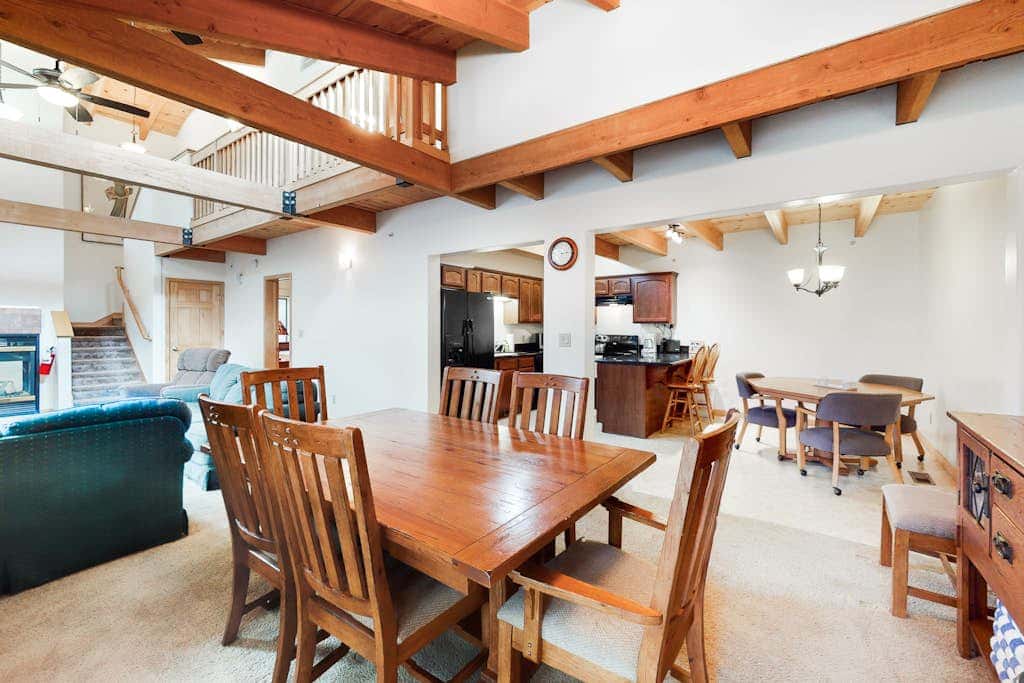 Spacious townhouse with shared hot tub & pool sleeps 6