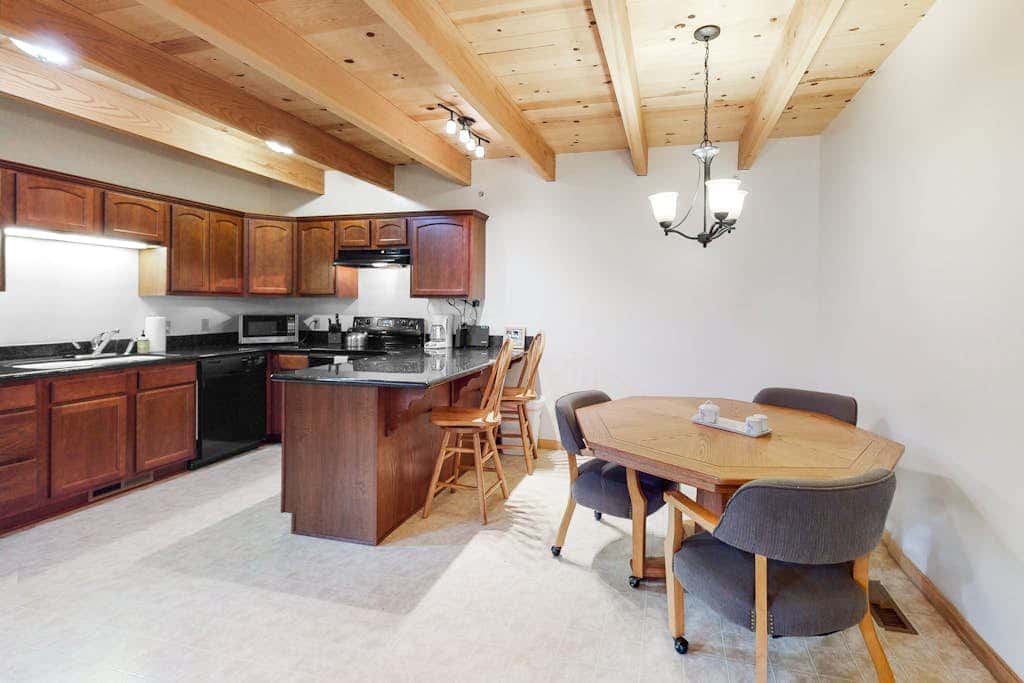 Spacious townhouse with shared hot tub & pool sleeps 6