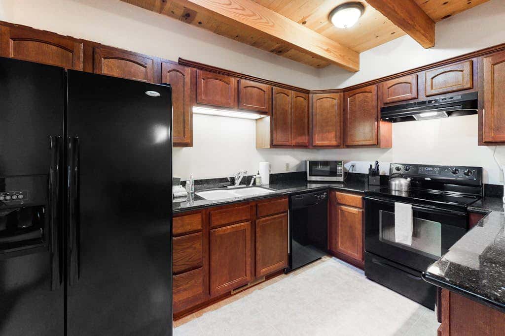 Spacious townhouse with shared hot tub & pool sleeps 6