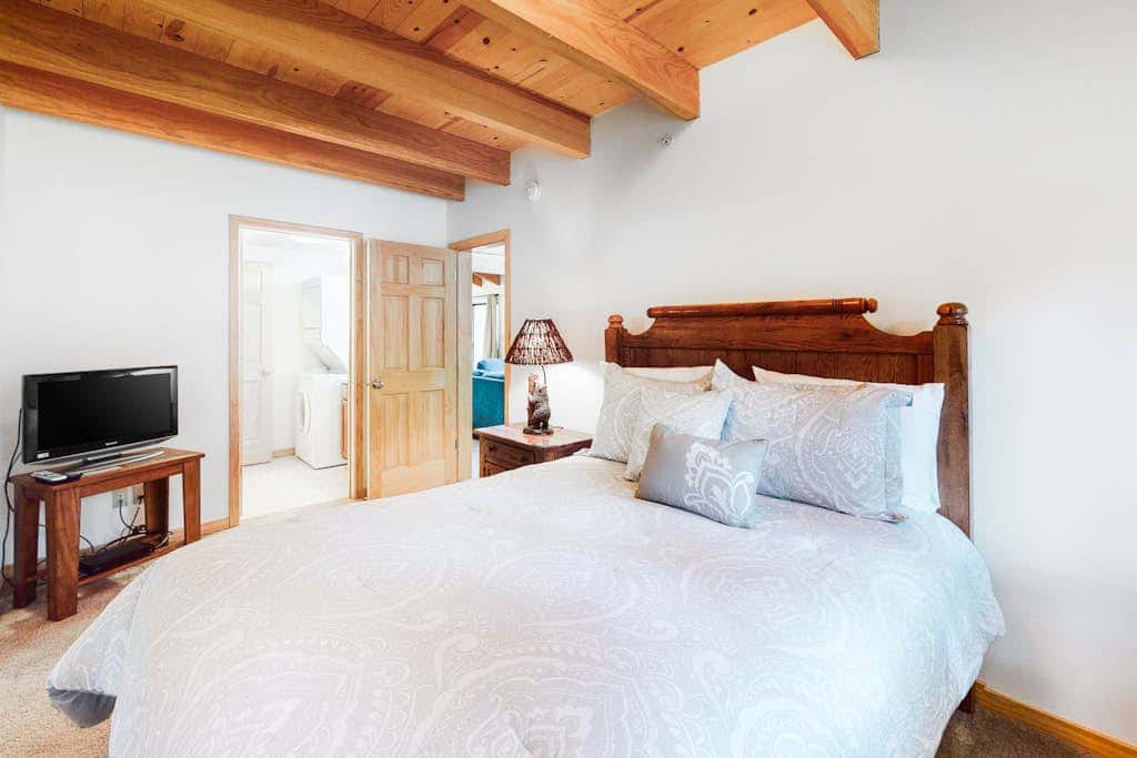 Spacious townhouse with shared hot tub & pool sleeps 6