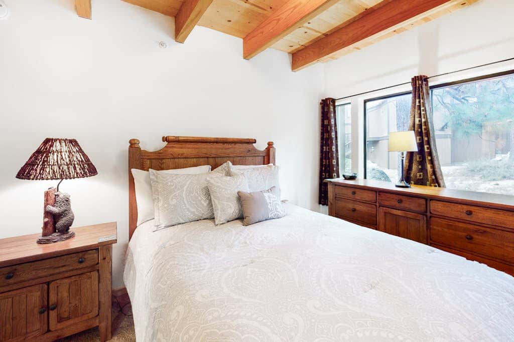 Spacious townhouse with shared hot tub & pool sleeps 6