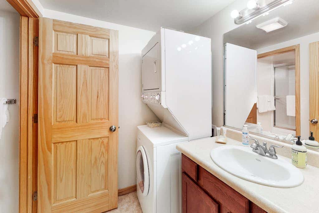 Spacious townhouse with shared hot tub & pool sleeps 6