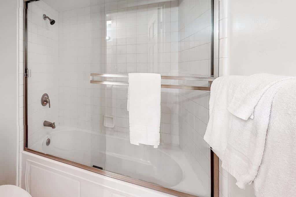 Spacious townhouse with shared hot tub & pool sleeps 6