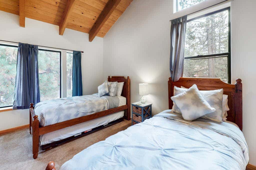 Spacious townhouse with shared hot tub & pool sleeps 6