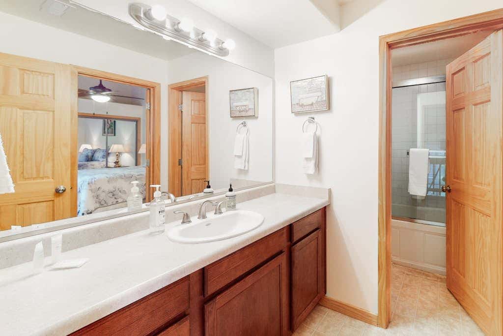 Spacious townhouse with shared hot tub & pool sleeps 6