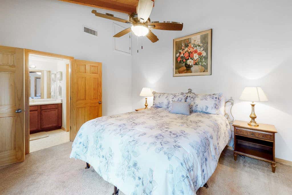 Spacious townhouse with shared hot tub & pool sleeps 6