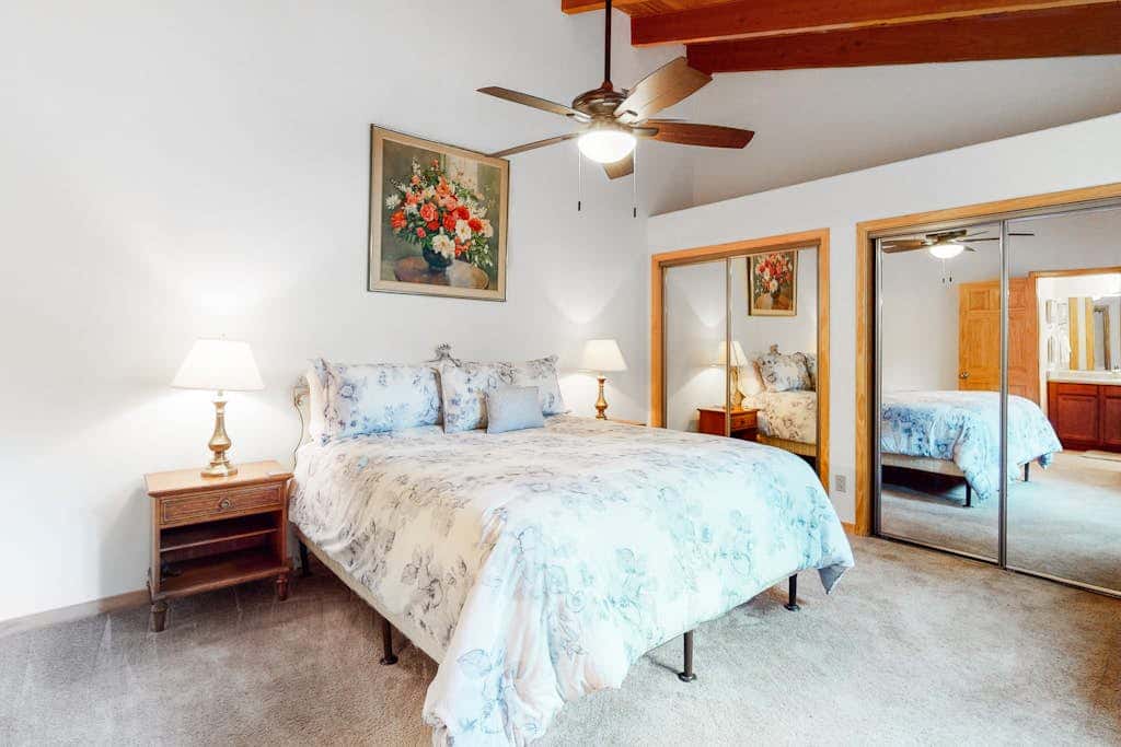 Spacious townhouse with shared hot tub & pool sleeps 6