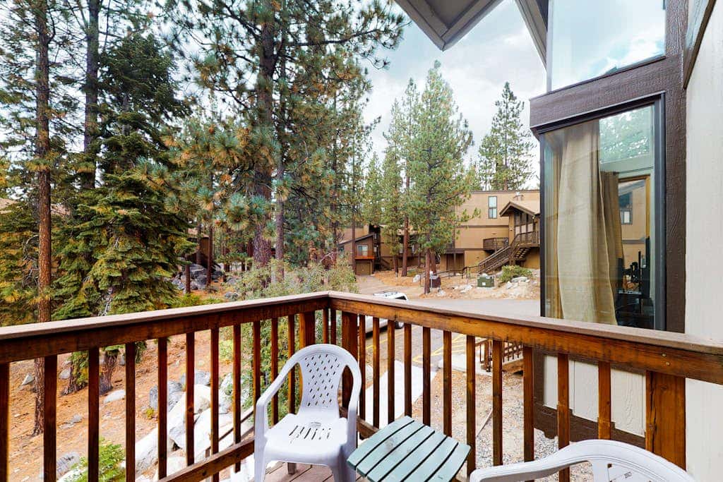 Spacious townhouse with shared hot tub & pool sleeps 6