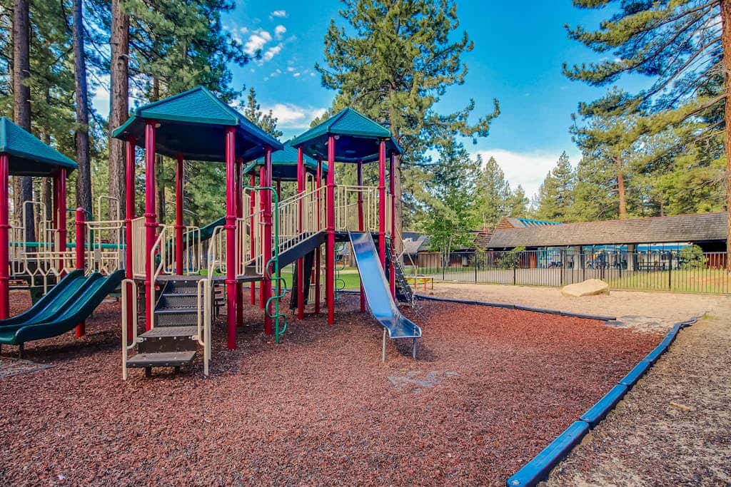 Spacious townhouse with shared hot tub & pool sleeps 6