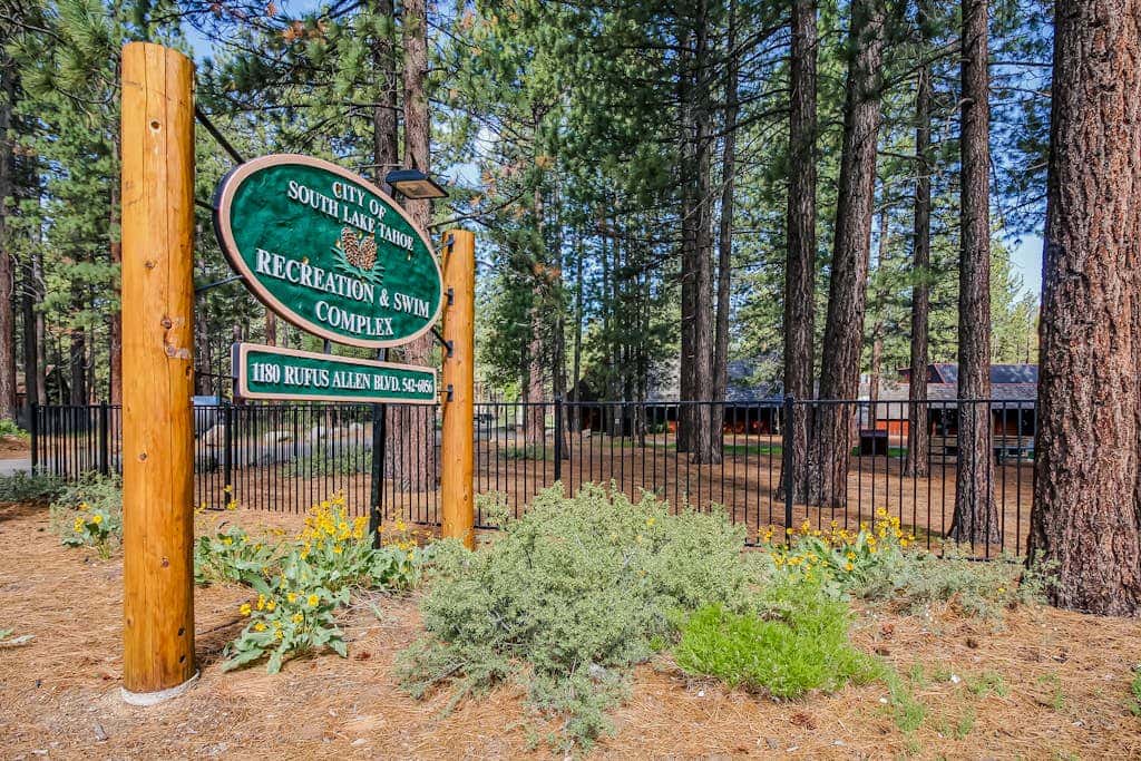 Spacious townhouse with shared hot tub & pool sleeps 6