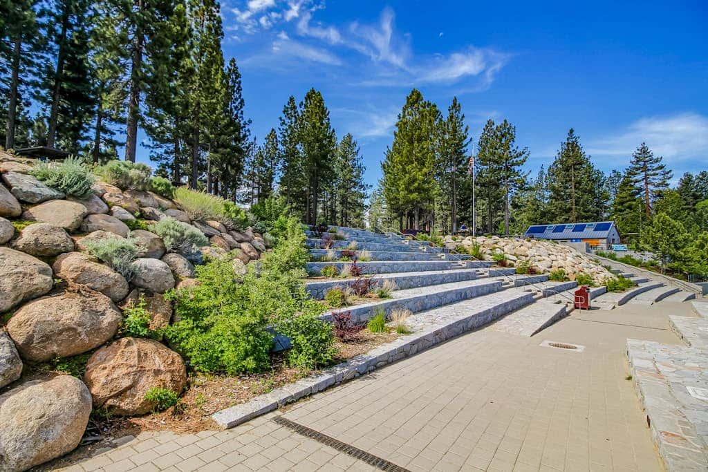 Spacious townhouse with shared hot tub & pool sleeps 6