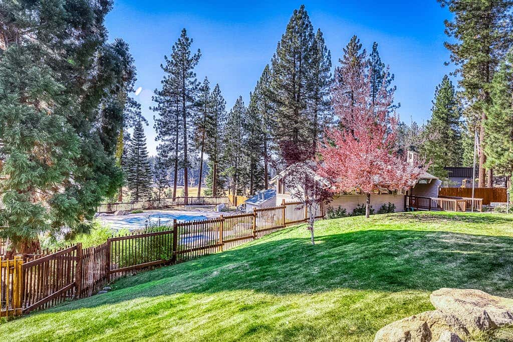 Spacious townhouse with shared hot tub & pool sleeps 6