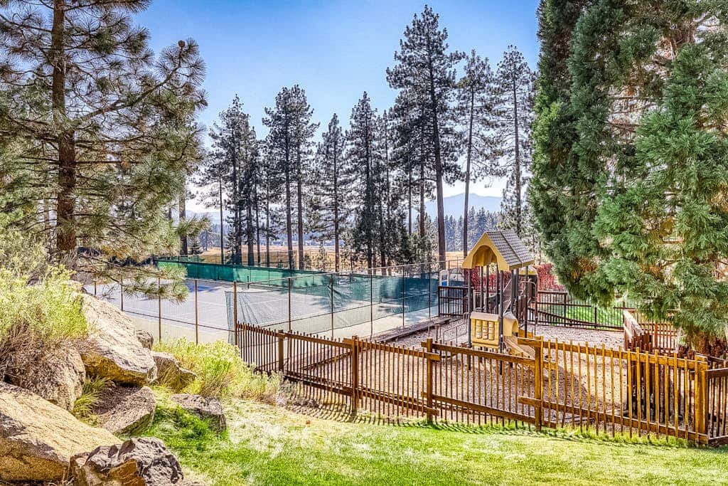 Spacious townhouse with shared hot tub & pool sleeps 6
