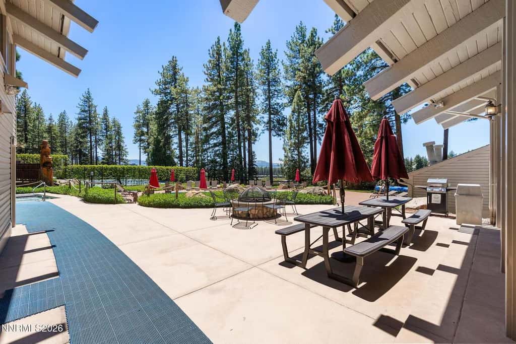 Spacious townhouse with shared hot tub & pool sleeps 6