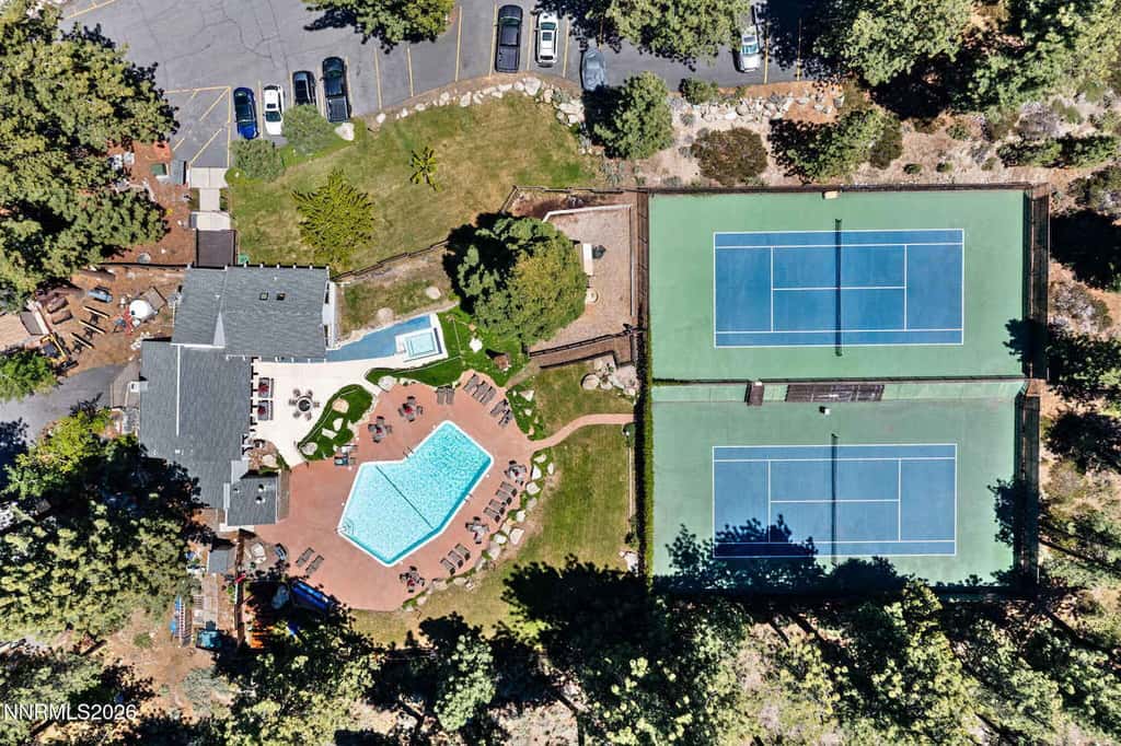 Spacious townhouse with shared hot tub & pool sleeps 6