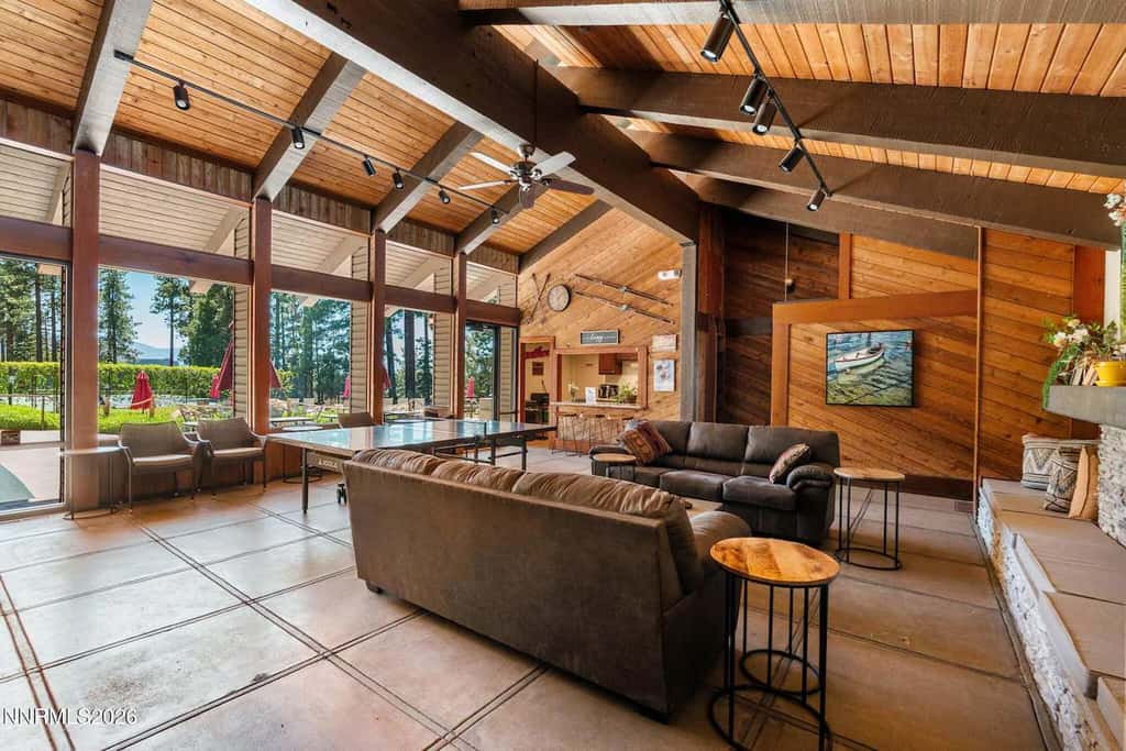 Spacious townhouse with shared hot tub & pool sleeps 6