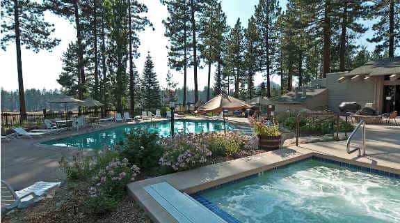 Spacious townhouse with shared hot tub & pool sleeps 6
