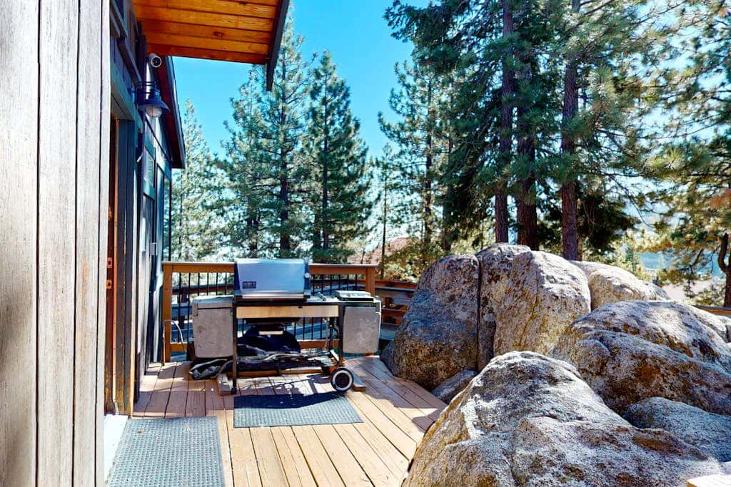 Dog-friendly nature escape with generous balcony, fireplace, & views, sleeps 6