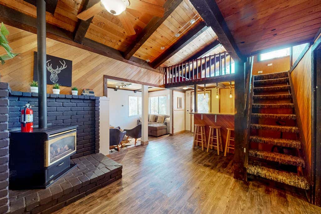 Dog-friendly nature escape with generous balcony, fireplace, & views, sleeps 6